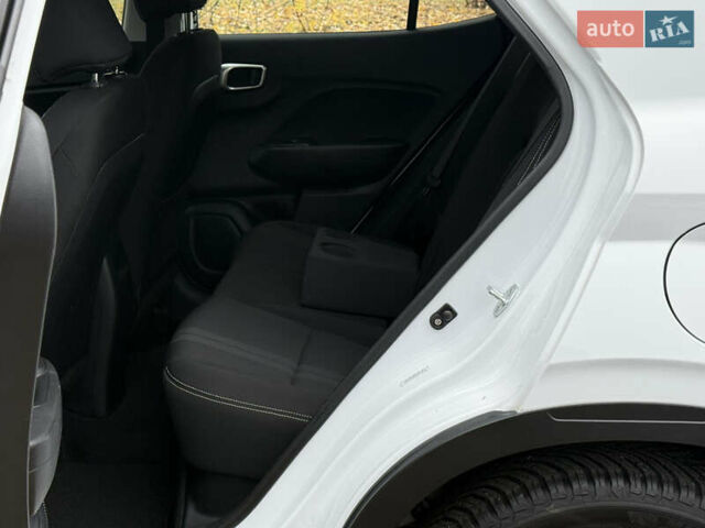 Білий Хендай Venue, об'ємом двигуна 1.59 л та пробігом 145 тис. км за 15300 $, фото 11 на Automoto.ua