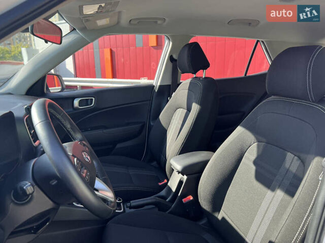 Белый Хендай Venue, объемом двигателя 1.59 л и пробегом 142 тыс. км за 16500 $, фото 22 на Automoto.ua