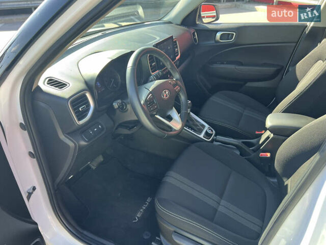 Белый Хендай Venue, объемом двигателя 1.59 л и пробегом 142 тыс. км за 16500 $, фото 23 на Automoto.ua