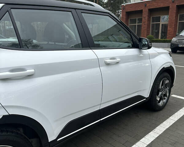 Белый Хендай Venue, объемом двигателя 1.59 л и пробегом 49 тыс. км за 19500 $, фото 4 на Automoto.ua