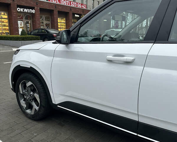 Белый Хендай Venue, объемом двигателя 1.59 л и пробегом 49 тыс. км за 19500 $, фото 3 на Automoto.ua