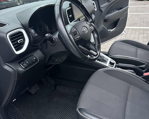 Белый Хендай Venue, объемом двигателя 1.59 л и пробегом 49 тыс. км за 19500 $, фото 21 на Automoto.ua