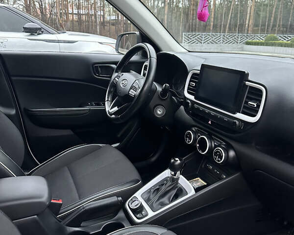 Белый Хендай Venue, объемом двигателя 1.59 л и пробегом 49 тыс. км за 19500 $, фото 6 на Automoto.ua