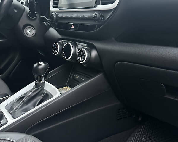 Белый Хендай Venue, объемом двигателя 1.59 л и пробегом 49 тыс. км за 19500 $, фото 12 на Automoto.ua