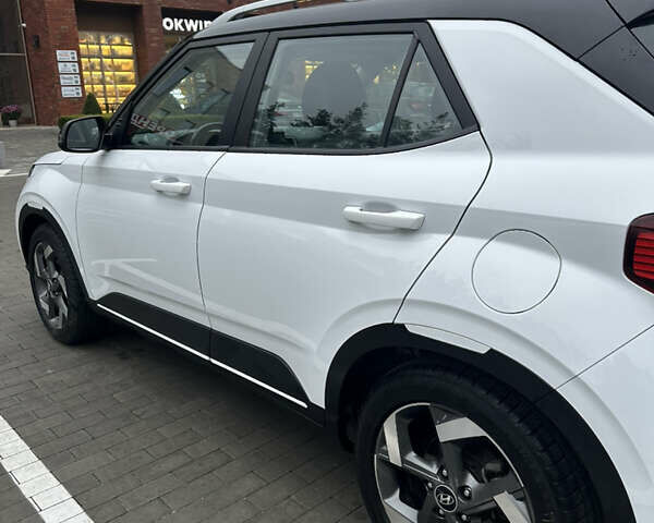 Белый Хендай Venue, объемом двигателя 1.59 л и пробегом 49 тыс. км за 19500 $, фото 2 на Automoto.ua