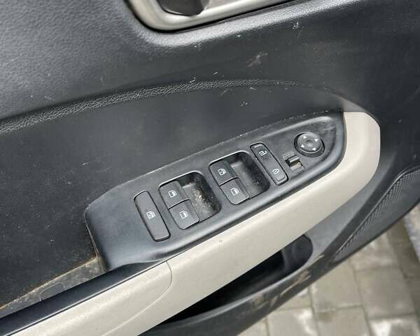 Чорний Хендай Venue, об'ємом двигуна 1.6 л та пробігом 72 тис. км за 10100 $, фото 12 на Automoto.ua