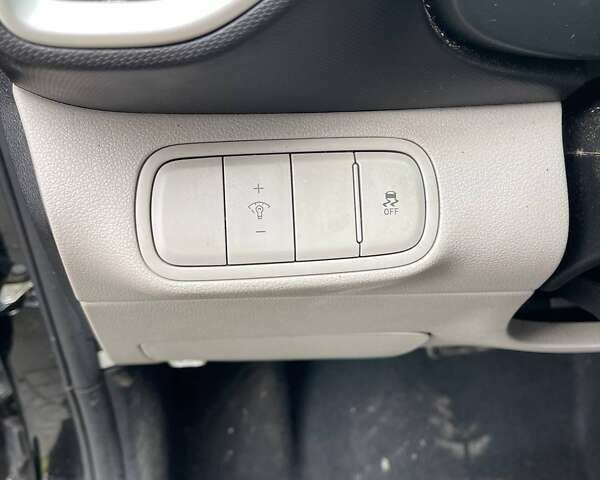 Черный Хендай Venue, объемом двигателя 1.6 л и пробегом 72 тыс. км за 10100 $, фото 13 на Automoto.ua