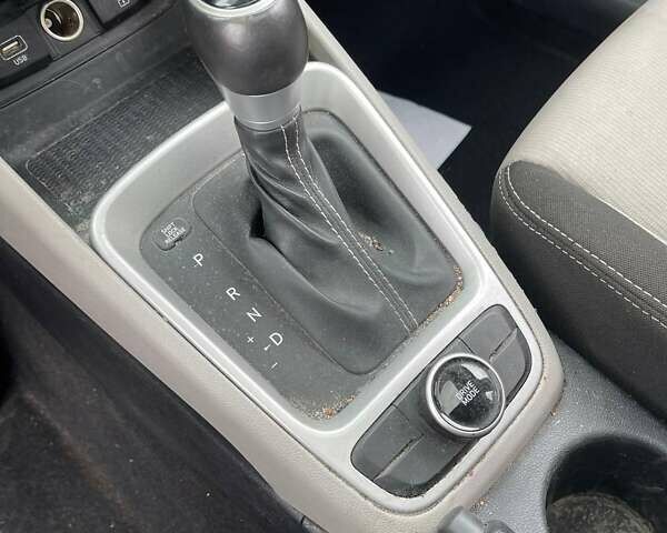 Черный Хендай Venue, объемом двигателя 1.6 л и пробегом 72 тыс. км за 10100 $, фото 16 на Automoto.ua