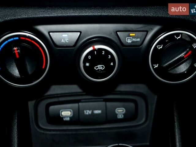 Чорний Хендай Venue, об'ємом двигуна 1.59 л та пробігом 10 тис. км за 18700 $, фото 81 на Automoto.ua