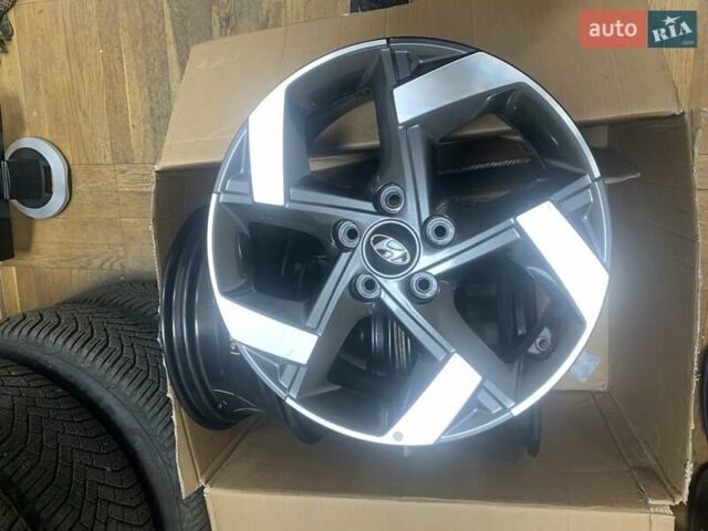 Хендай Venue, объемом двигателя 1.6 л и пробегом 4 тыс. км за 22656 $, фото 2 на Automoto.ua