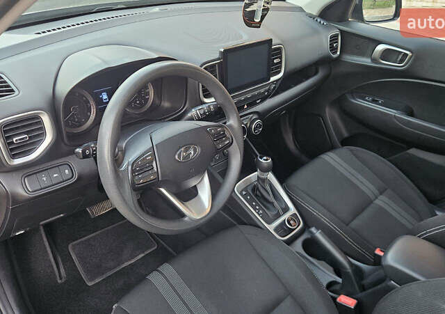 Серый Хендай Venue, объемом двигателя 1.59 л и пробегом 119 тыс. км за 14499 $, фото 7 на Automoto.ua