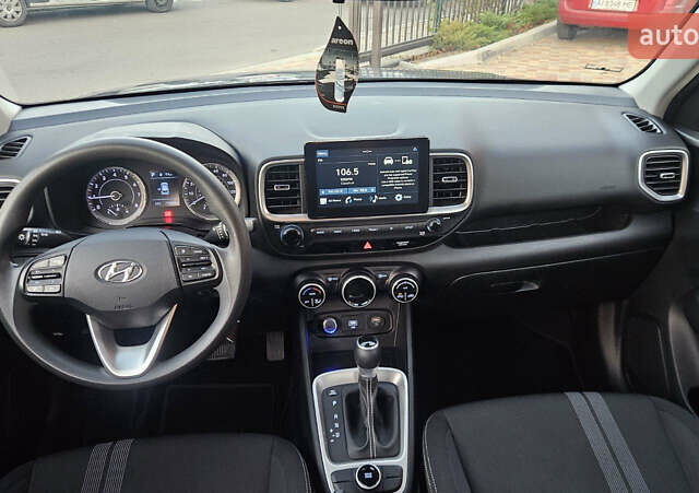 Серый Хендай Venue, объемом двигателя 1.59 л и пробегом 119 тыс. км за 14499 $, фото 8 на Automoto.ua