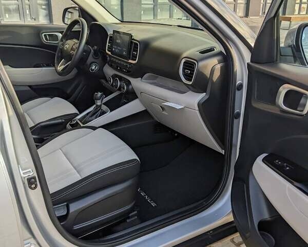 Серый Хендай Venue, объемом двигателя 1.59 л и пробегом 47 тыс. км за 15650 $, фото 11 на Automoto.ua