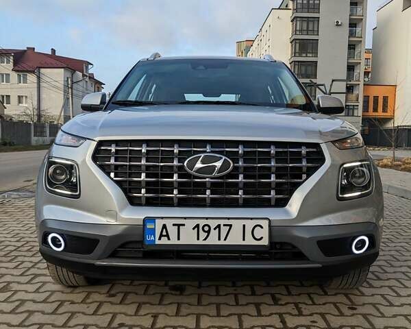 Серый Хендай Venue, объемом двигателя 1.59 л и пробегом 47 тыс. км за 15650 $, фото 2 на Automoto.ua