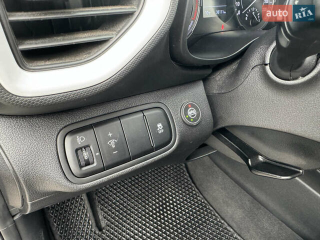 Серый Хендай Venue, объемом двигателя 1.6 л и пробегом 38 тыс. км за 17900 $, фото 7 на Automoto.ua