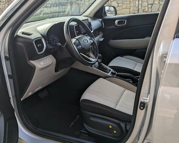 Серый Хендай Venue, объемом двигателя 1.59 л и пробегом 47 тыс. км за 15650 $, фото 9 на Automoto.ua