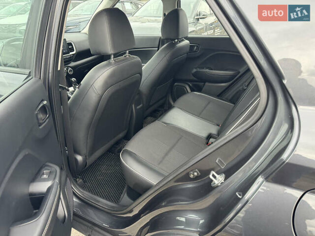 Серый Хендай Venue, объемом двигателя 1.6 л и пробегом 38 тыс. км за 17900 $, фото 4 на Automoto.ua
