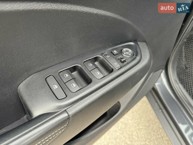 Серый Хендай Venue, объемом двигателя 1.6 л и пробегом 38 тыс. км за 17900 $, фото 6 на Automoto.ua