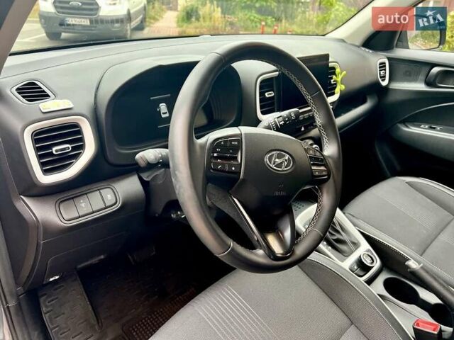 Сірий Хендай Venue, об'ємом двигуна 1.6 л та пробігом 12 тис. км за 20000 $, фото 5 на Automoto.ua