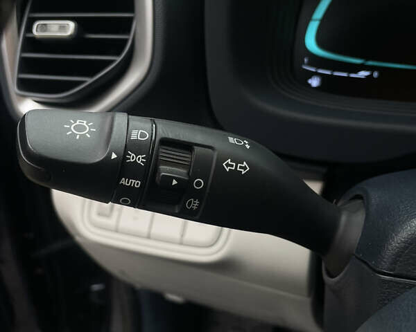 Синий Хендай Venue, объемом двигателя 1.59 л и пробегом 47 тыс. км за 19000 $, фото 13 на Automoto.ua