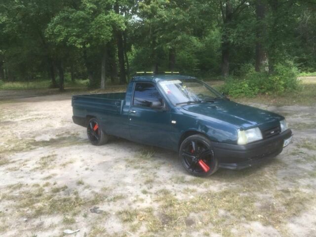 Зеленый ИЖ Другая, объемом двигателя 1.6 л и пробегом 200 тыс. км за 800 $, фото 1 на Automoto.ua