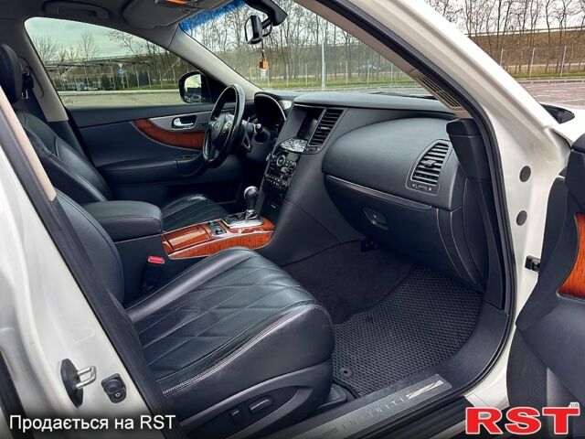 Белый Инфинити ФХ, объемом двигателя 3 л и пробегом 210 тыс. км за 17000 $, фото 9 на Automoto.ua