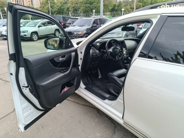 Белый Инфинити ФХ, объемом двигателя 3.7 л и пробегом 168 тыс. км за 18490 $, фото 16 на Automoto.ua