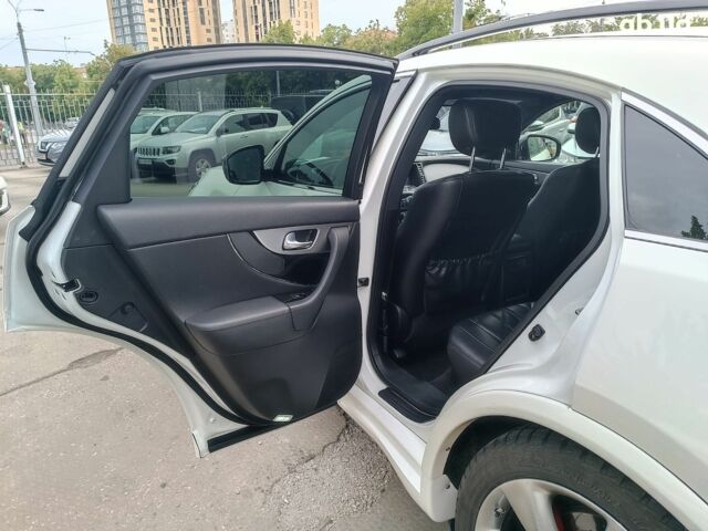 Белый Инфинити ФХ, объемом двигателя 3.7 л и пробегом 168 тыс. км за 18490 $, фото 32 на Automoto.ua