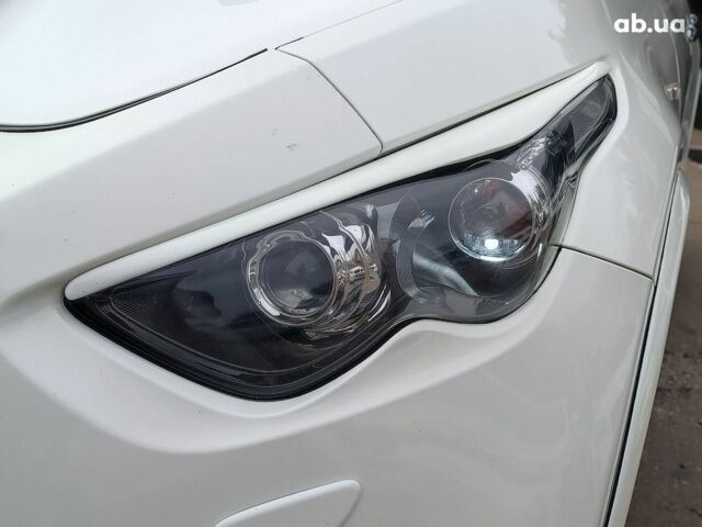 Белый Инфинити ФХ, объемом двигателя 3.7 л и пробегом 168 тыс. км за 18490 $, фото 4 на Automoto.ua