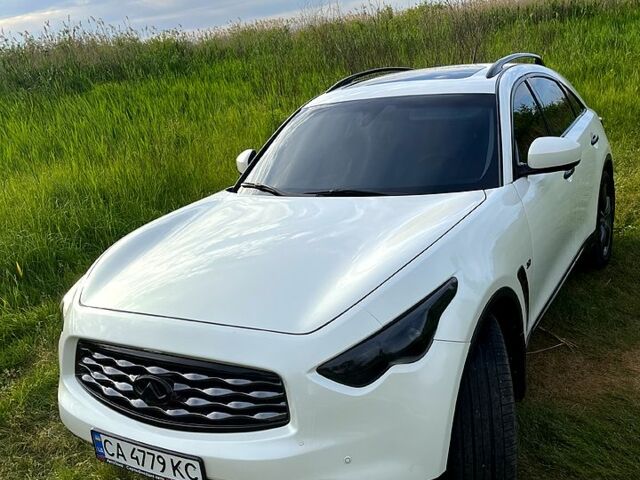 Белый Инфинити ФХ, объемом двигателя 3.7 л и пробегом 270 тыс. км за 17200 $, фото 7 на Automoto.ua