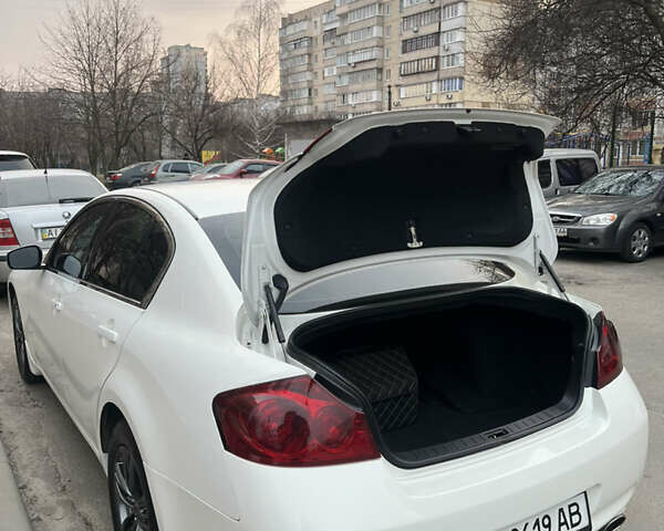 Белый Инфинити Г, объемом двигателя 2.5 л и пробегом 200 тыс. км за 12900 $, фото 10 на Automoto.ua
