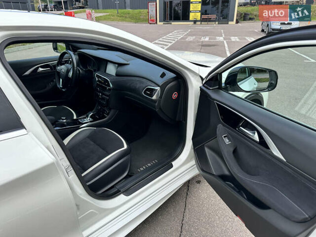 Білий Інфініті Q30, об'ємом двигуна 2.2 л та пробігом 94 тис. км за 19500 $, фото 25 на Automoto.ua