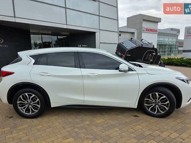 Белый Инфинити Q30, объемом двигателя 1.6 л и пробегом 60 тыс. км за 21500 $, фото 4 на Automoto.ua