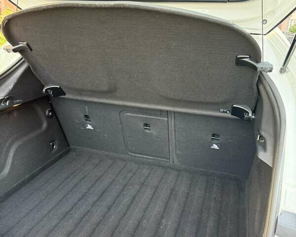 Белый Инфинити Q30, объемом двигателя 1.6 л и пробегом 60 тыс. км за 21500 $, фото 12 на Automoto.ua