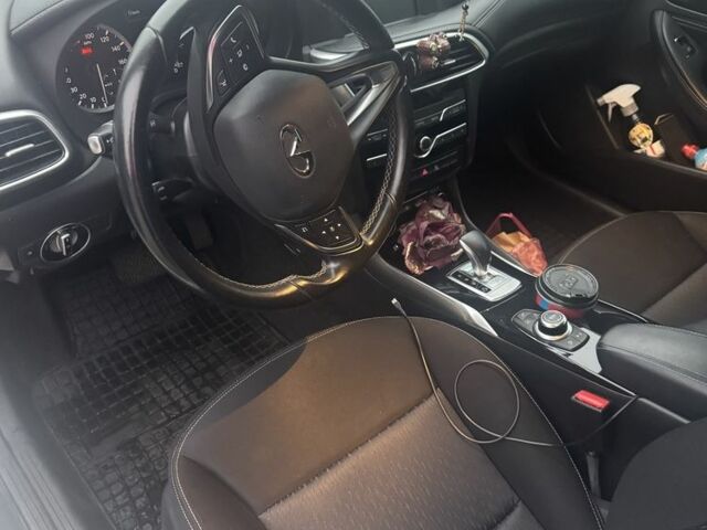 Білий Інфініті Q30, об'ємом двигуна 2 л та пробігом 102 тис. км за 13800 $, фото 6 на Automoto.ua