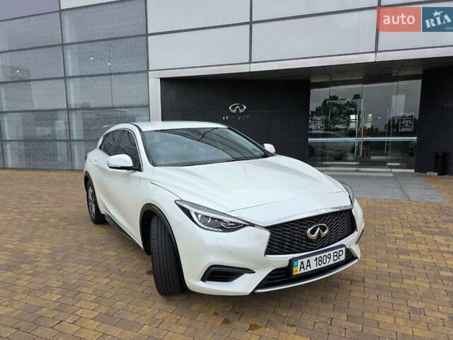 Белый Инфинити Q30, объемом двигателя 1.6 л и пробегом 60 тыс. км за 21500 $, фото 5 на Automoto.ua