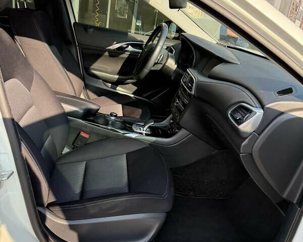 Белый Инфинити Q30, объемом двигателя 1.6 л и пробегом 60 тыс. км за 21500 $, фото 9 на Automoto.ua