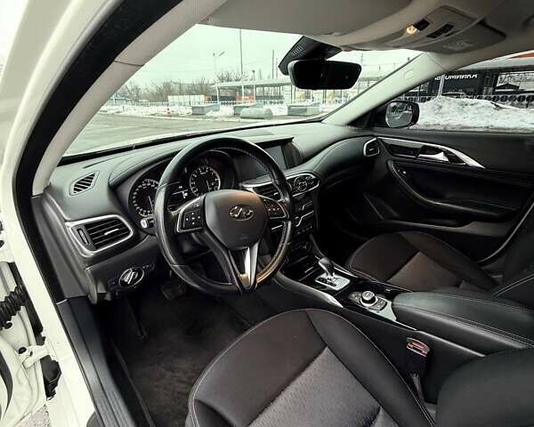 Білий Інфініті Q30, об'ємом двигуна 1.6 л та пробігом 200 тис. км за 16000 $, фото 10 на Automoto.ua