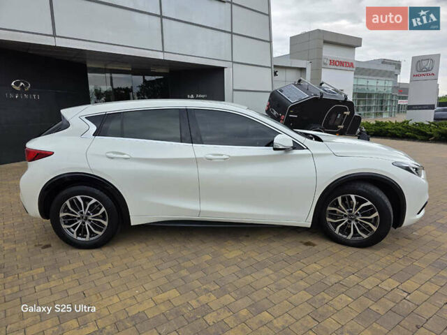 Белый Инфинити Q30, объемом двигателя 1.6 л и пробегом 60 тыс. км за 21500 $, фото 1 на Automoto.ua