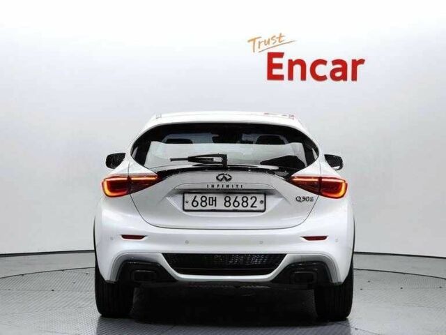Белый Инфинити Q30, объемом двигателя 2 л и пробегом 146 тыс. км за 17051 $, фото 2 на Automoto.ua