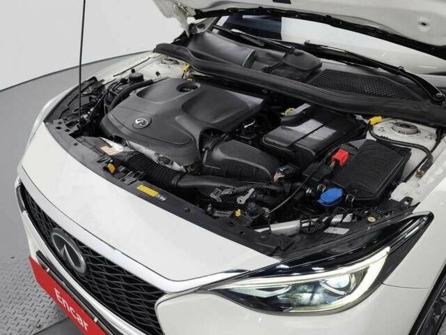 Белый Инфинити Q30, объемом двигателя 2 л и пробегом 146 тыс. км за 17051 $, фото 3 на Automoto.ua