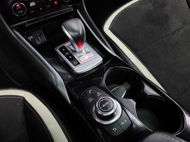 Белый Инфинити Q30, объемом двигателя 2 л и пробегом 146 тыс. км за 17051 $, фото 17 на Automoto.ua