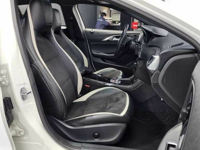 Белый Инфинити Q30, объемом двигателя 2 л и пробегом 146 тыс. км за 17051 $, фото 9 на Automoto.ua