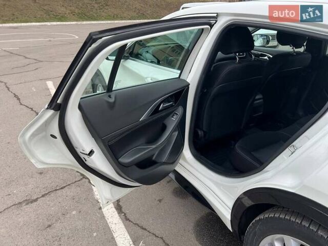 Білий Інфініті Q30, об'ємом двигуна 1.6 л та пробігом 74 тис. км за 18499 $, фото 9 на Automoto.ua
