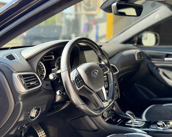 Черный Инфинити Q30, объемом двигателя 1.99 л и пробегом 155 тыс. км за 15400 $, фото 14 на Automoto.ua