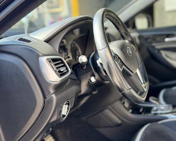 Черный Инфинити Q30, объемом двигателя 1.99 л и пробегом 155 тыс. км за 15400 $, фото 11 на Automoto.ua