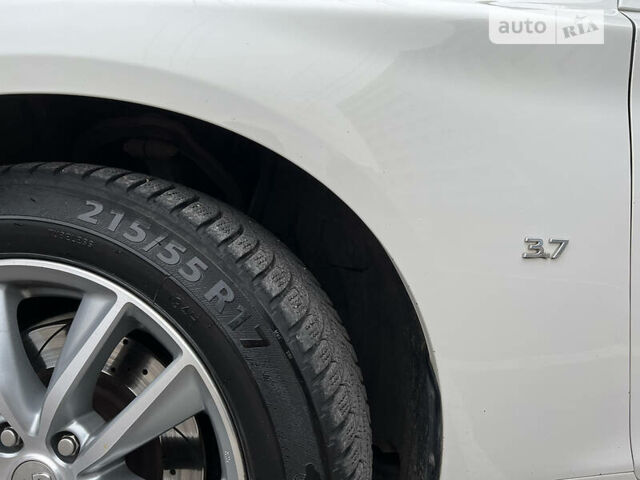 Белый Инфинити Q50, объемом двигателя 3.7 л и пробегом 142 тыс. км за 17000 $, фото 4 на Automoto.ua