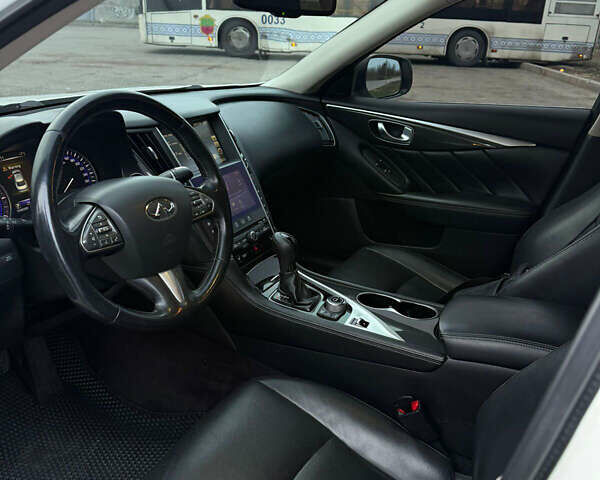 Белый Инфинити Q50, объемом двигателя 2.14 л и пробегом 255 тыс. км за 13500 $, фото 9 на Automoto.ua