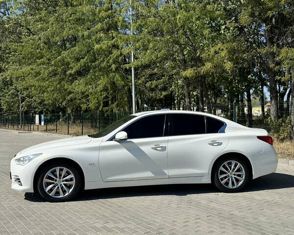 Белый Инфинити Q50, объемом двигателя 2.14 л и пробегом 250 тыс. км за 14500 $, фото 2 на Automoto.ua