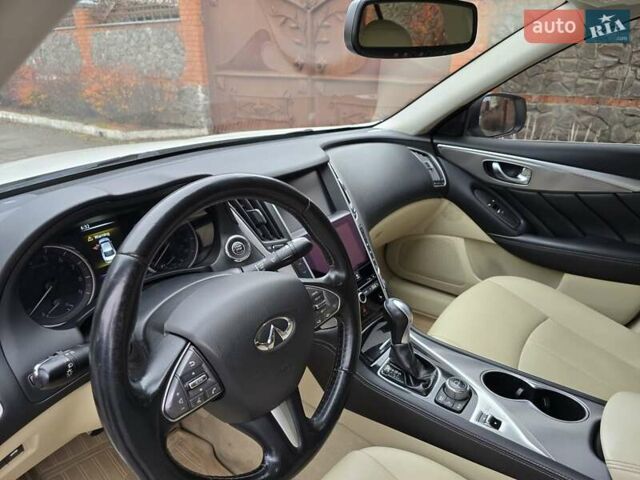 Белый Инфинити Q50, объемом двигателя 3.7 л и пробегом 124 тыс. км за 15500 $, фото 13 на Automoto.ua